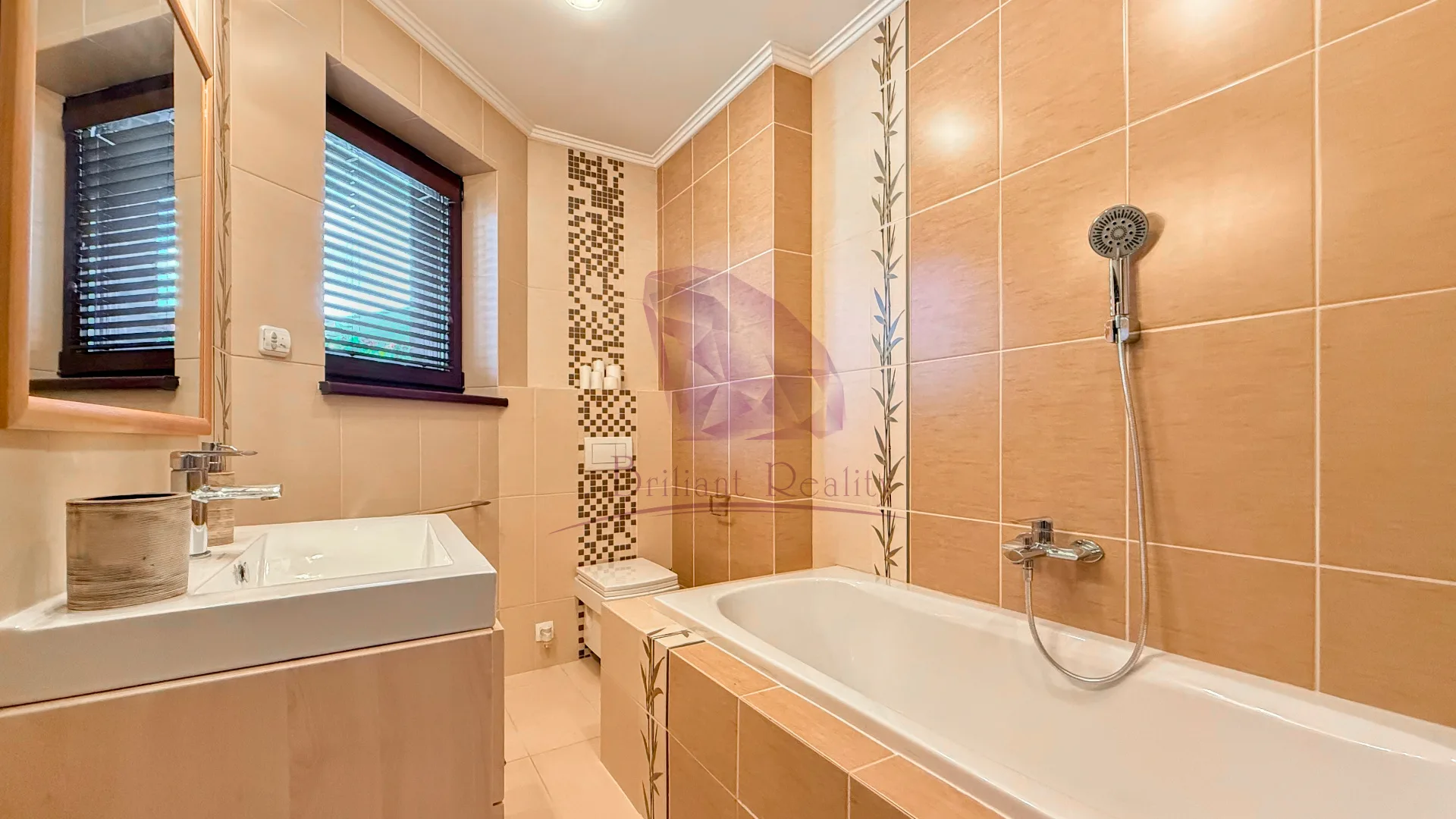Exkluzívna ponuka: Luxusná vila s vlastnou plážou a priamym vstupom do jazera v obci Reca - foto 26