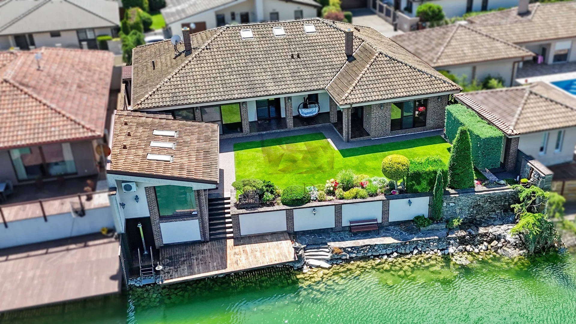 Exkluzívna ponuka: Luxusná vila s vlastnou plážou a priamym vstupom do jazera v obci Reca - foto 45