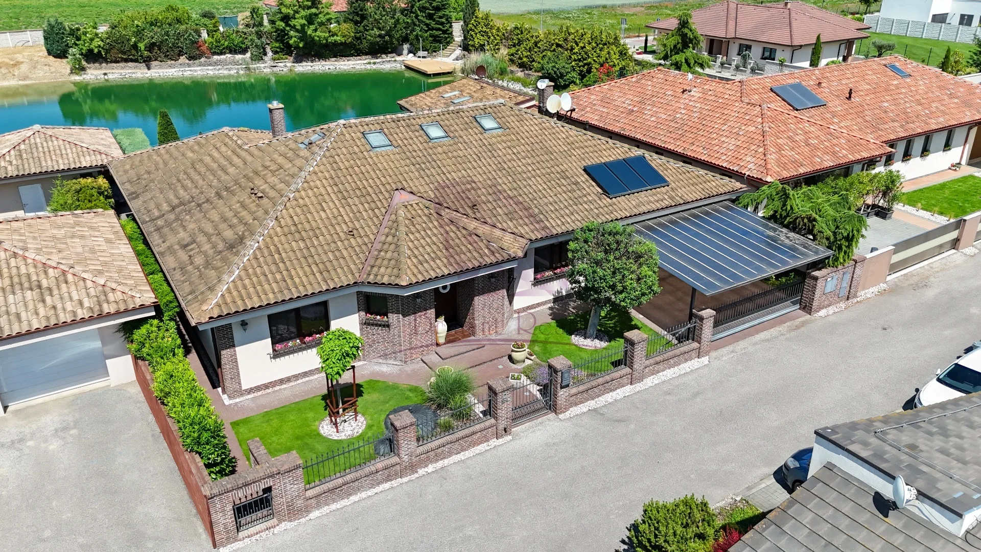 Exkluzívna ponuka: Luxusná vila s vlastnou plážou a priamym vstupom do jazera v obci Reca - foto 49
