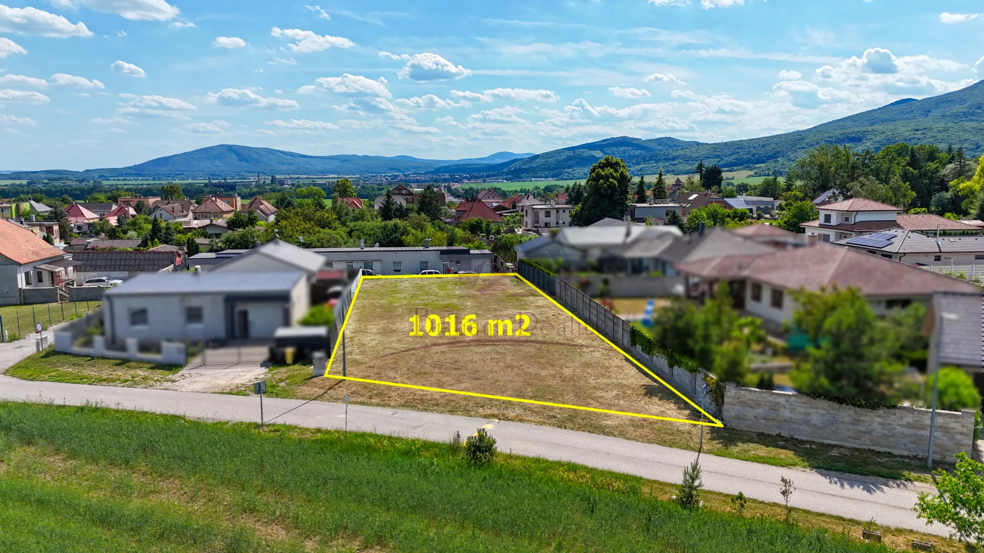Na predaj atraktívny stavebný pozemok o výmere 1 016 m² v obci Trstín - foto 2
