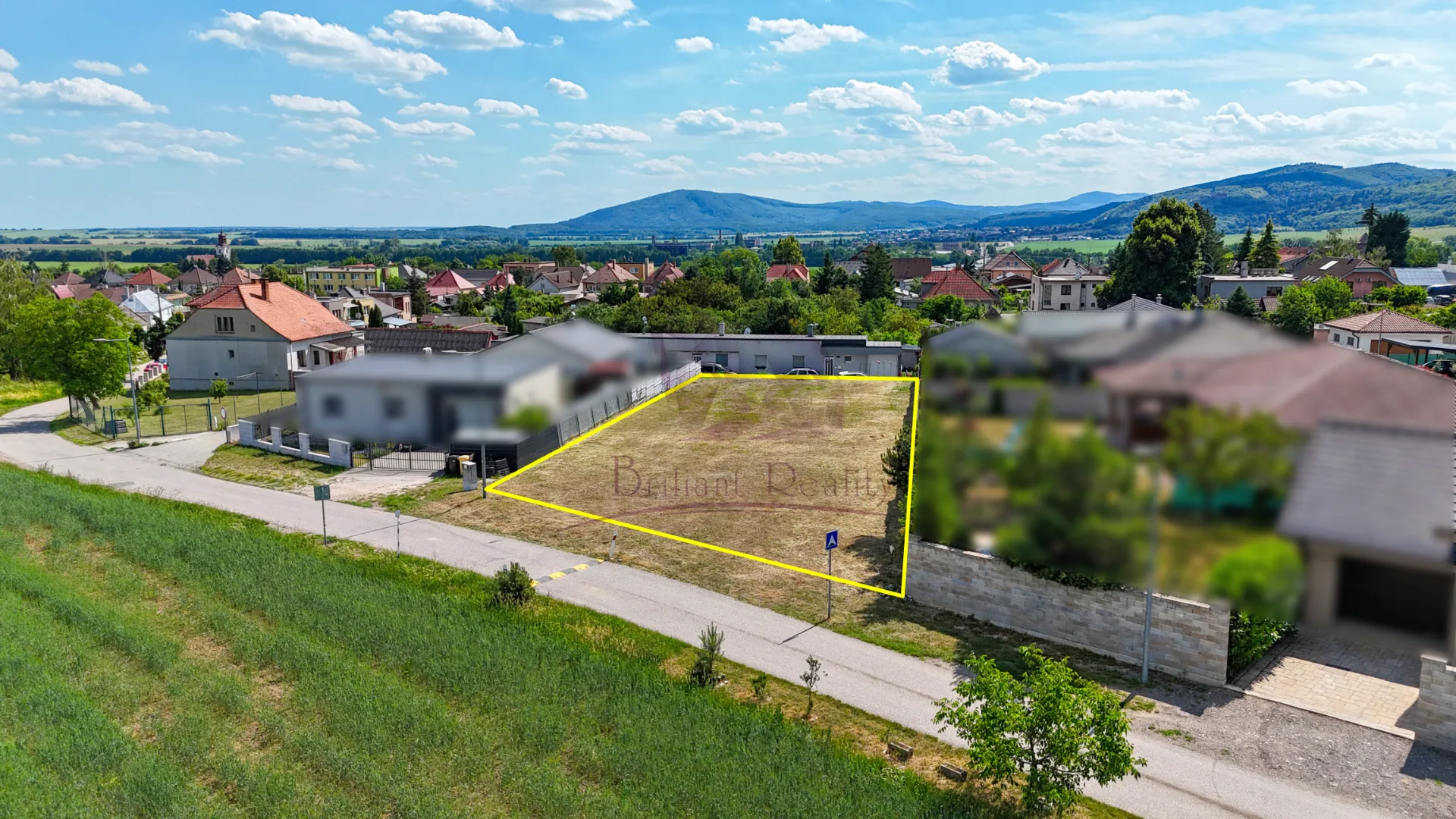 Na predaj atraktívny stavebný pozemok o výmere 1 016 m² v obci Trstín - foto 3
