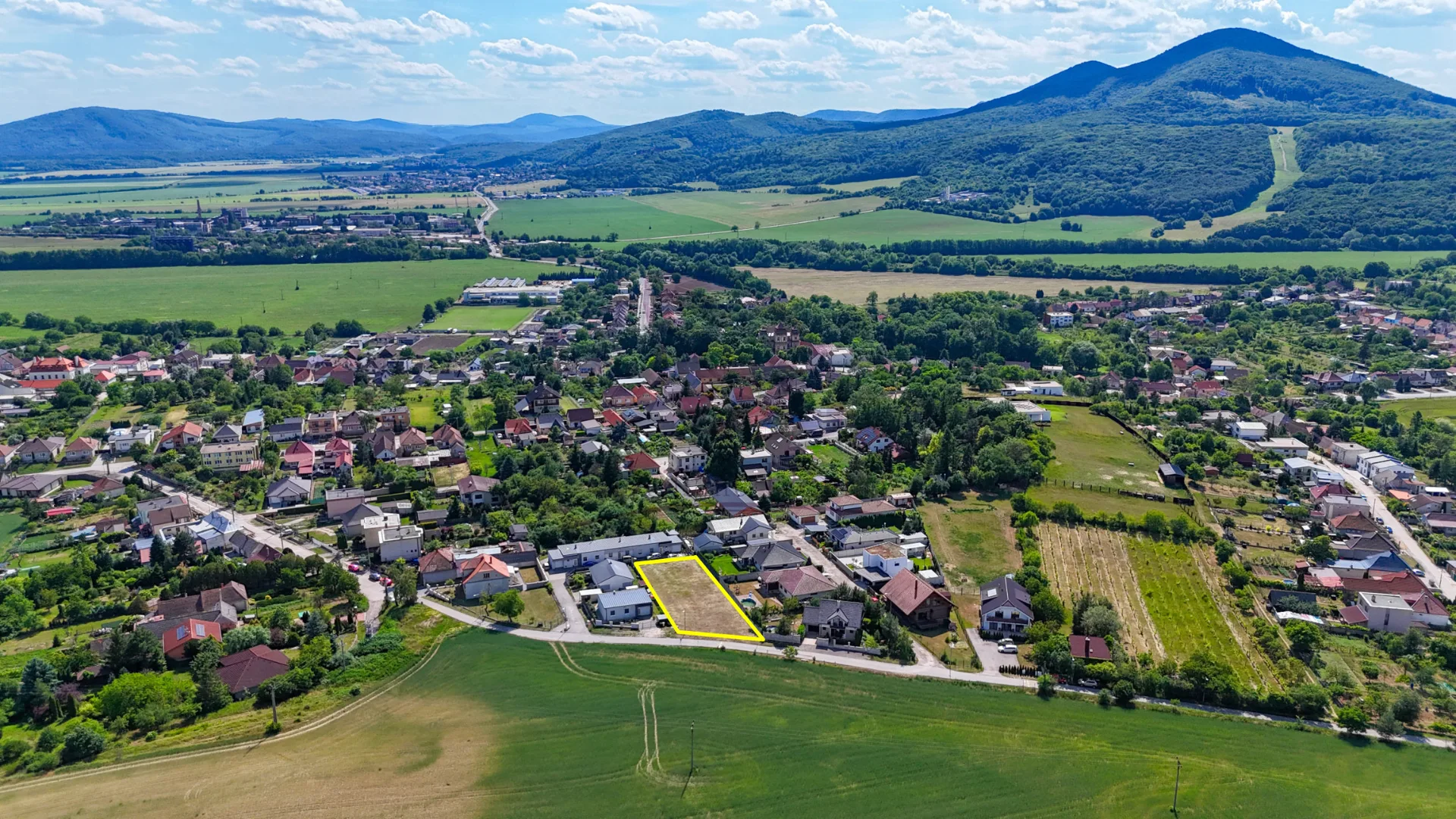 Na predaj atraktívny stavebný pozemok o výmere 1 016 m² v obci Trstín - foto 9
