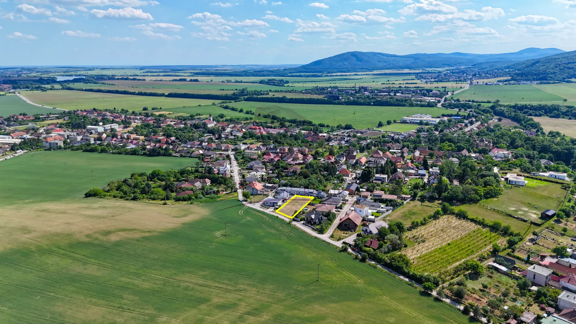 Na predaj atraktívny stavebný pozemok o výmere 1 016 m² v obci Trstín - foto 10