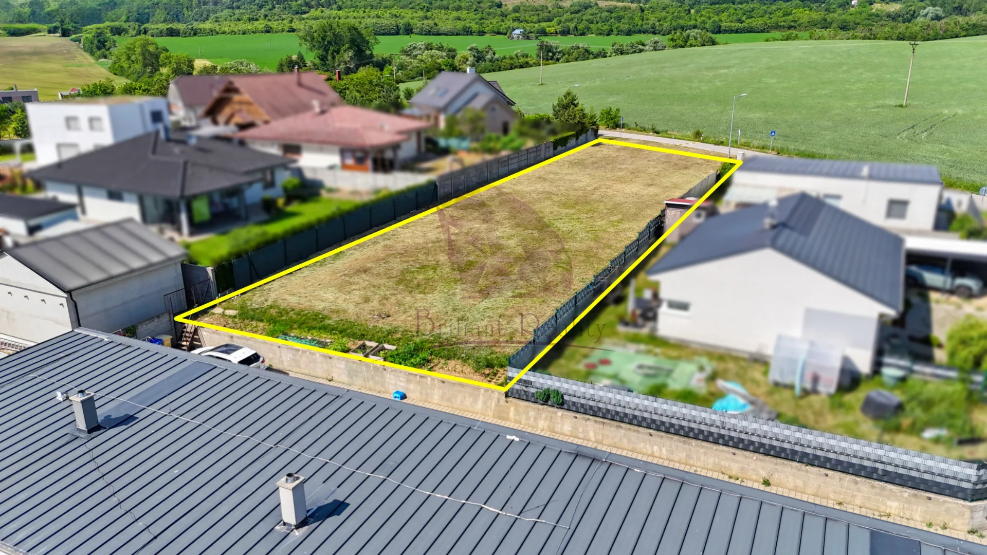 Na predaj atraktívny stavebný pozemok o výmere 1 016 m² v obci Trstín - foto 4