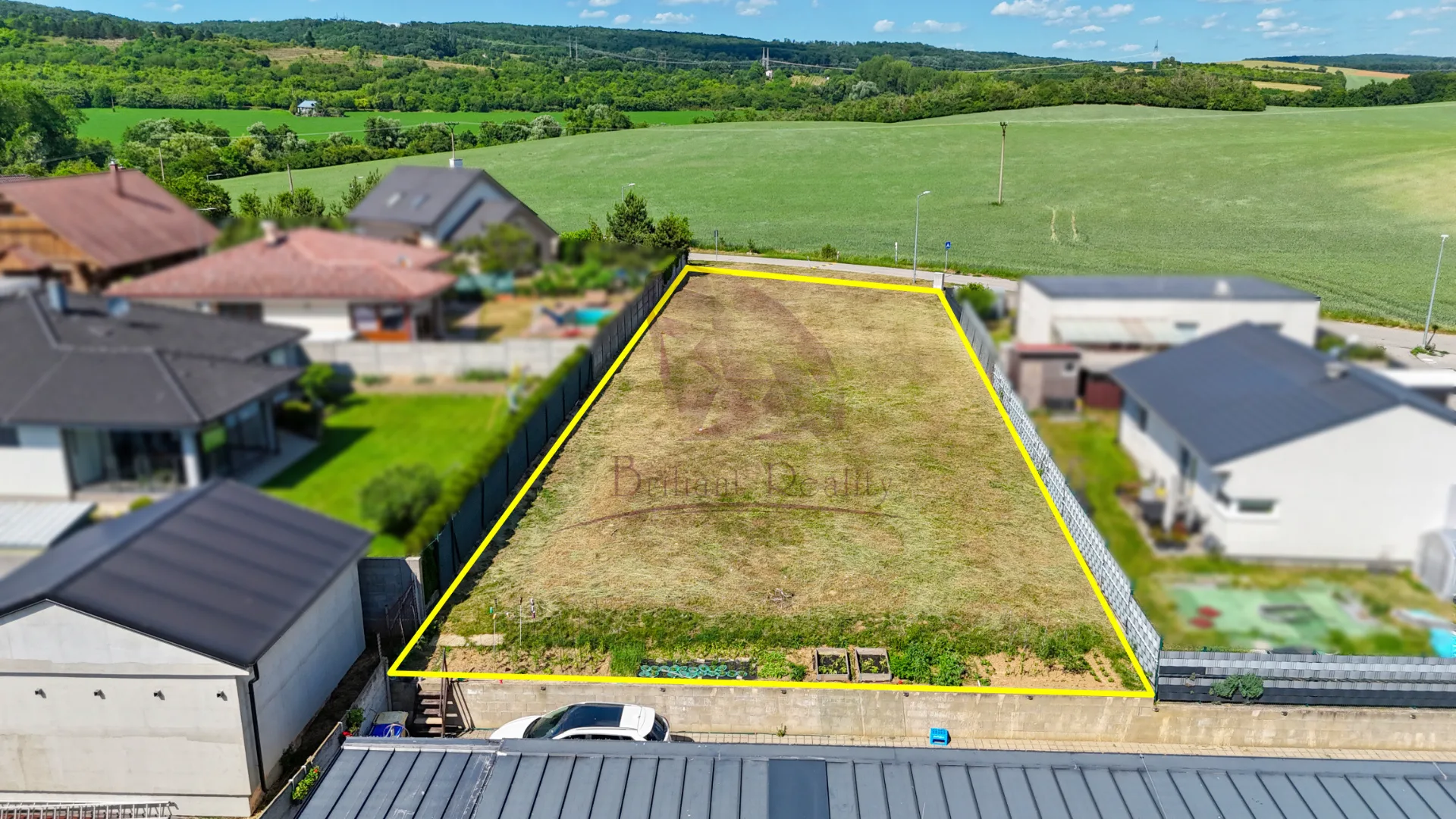 Na predaj atraktívny stavebný pozemok o výmere 1 016 m² v obci Trstín - foto 5