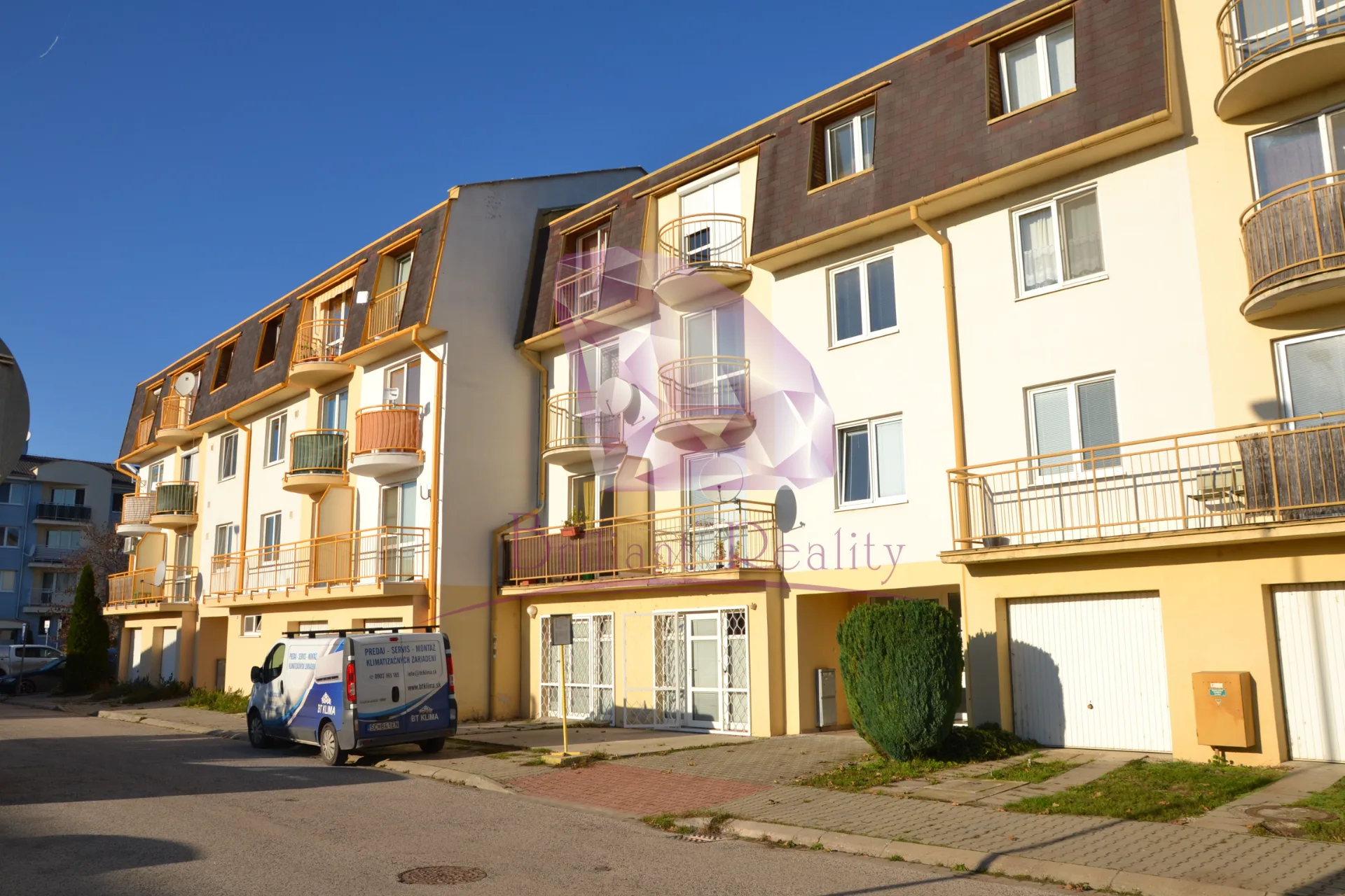Slnečný dvojizbový kompletne zariadený byt - foto 3