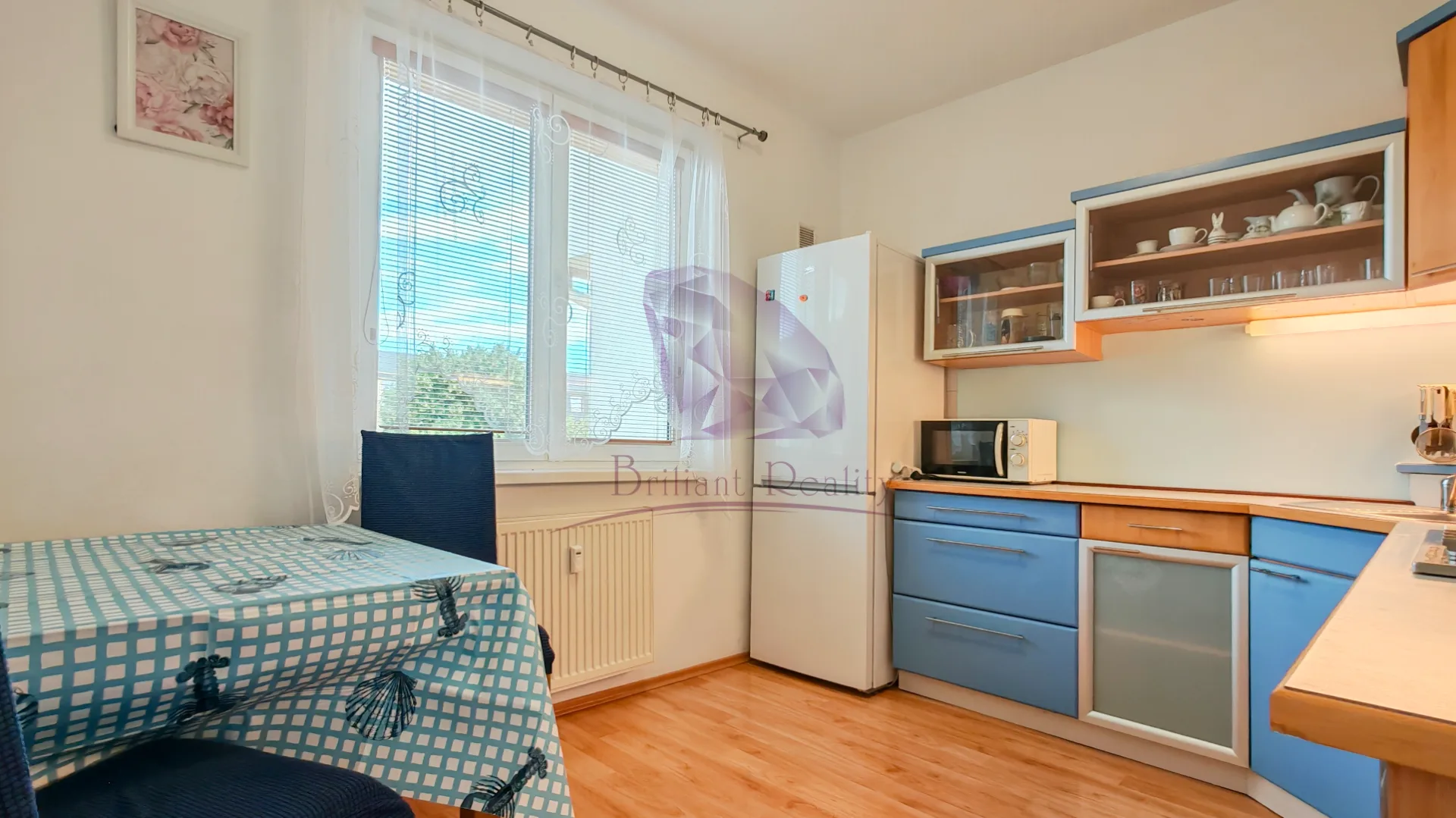 Slnečný dvojizbový kompletne zariadený byt - foto 10