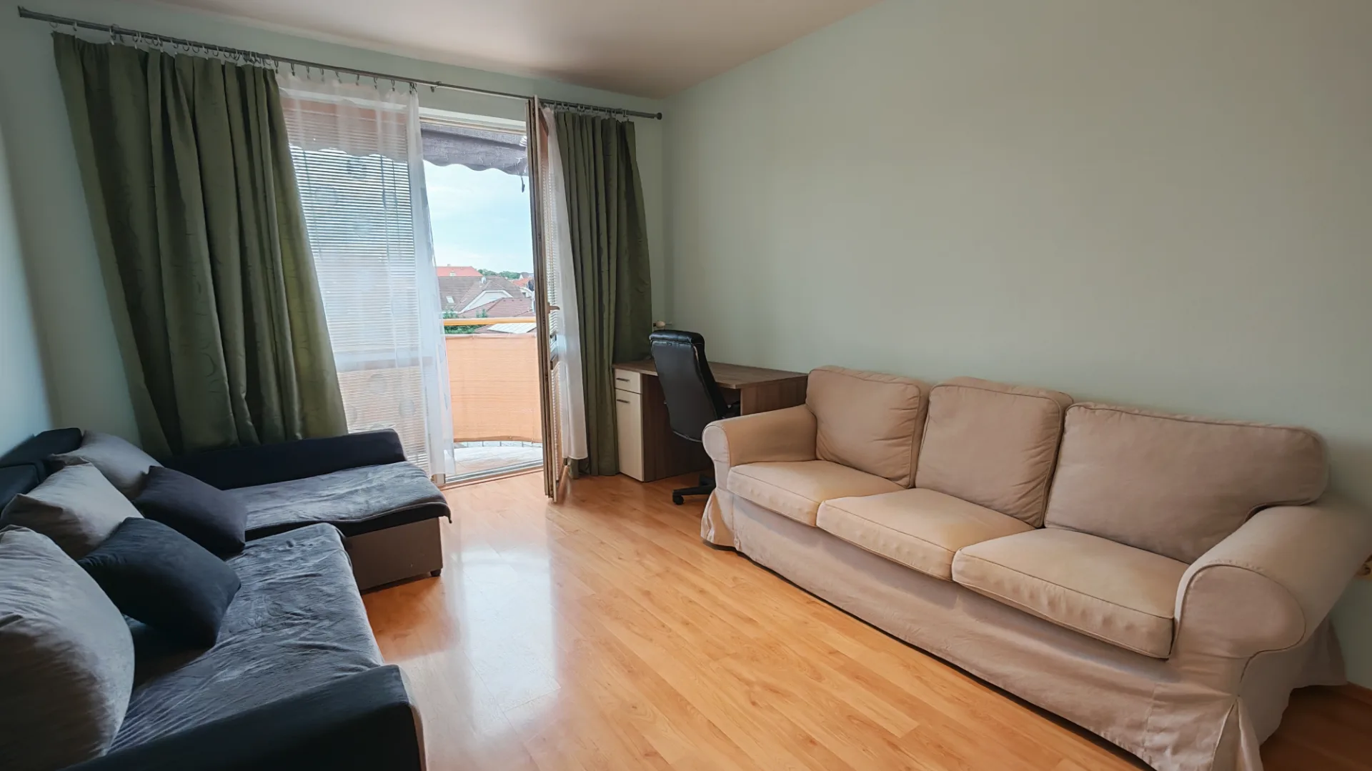 Slnečný dvojizbový kompletne zariadený byt - foto 5