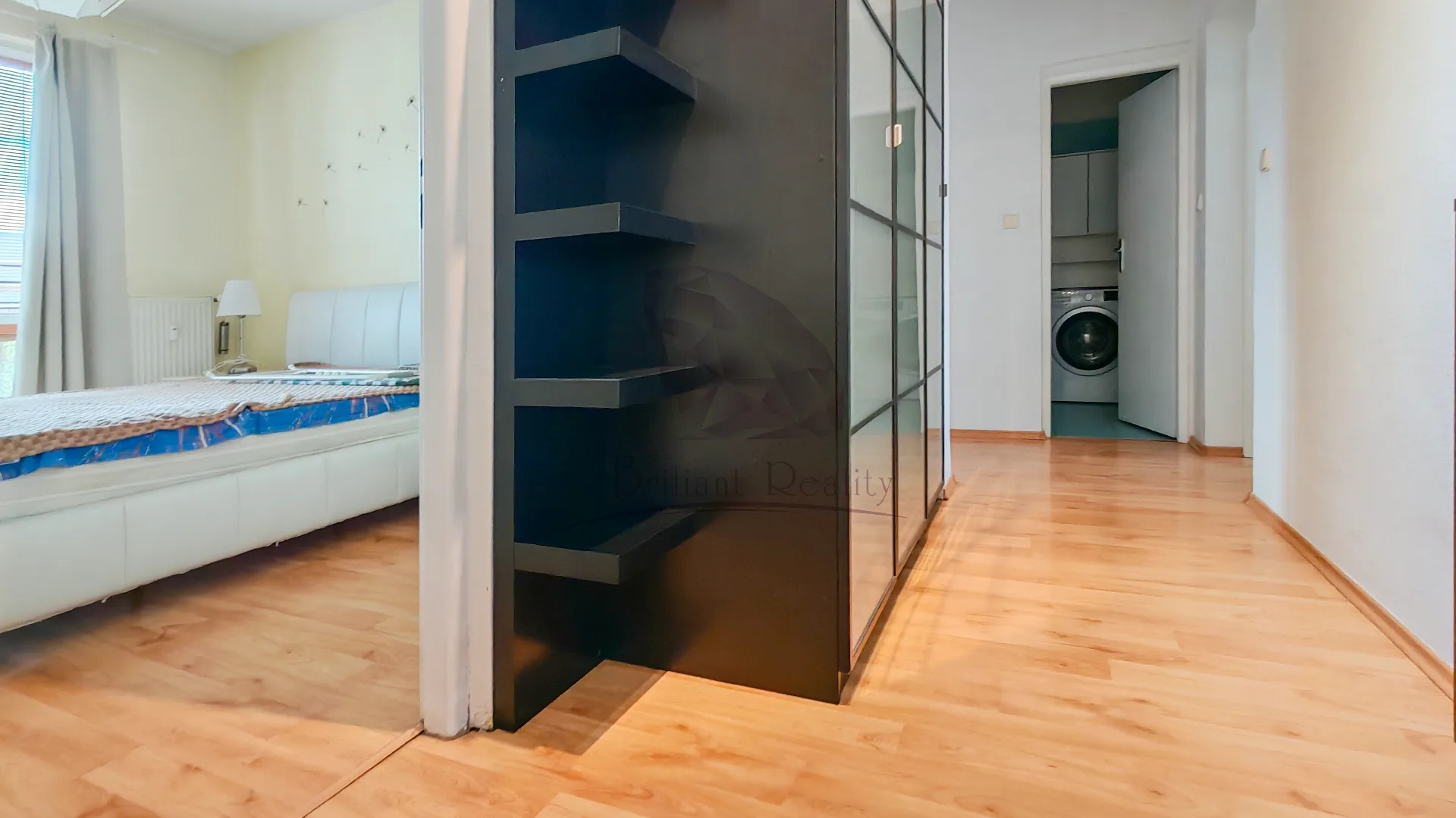 Slnečný dvojizbový kompletne zariadený byt - foto 14
