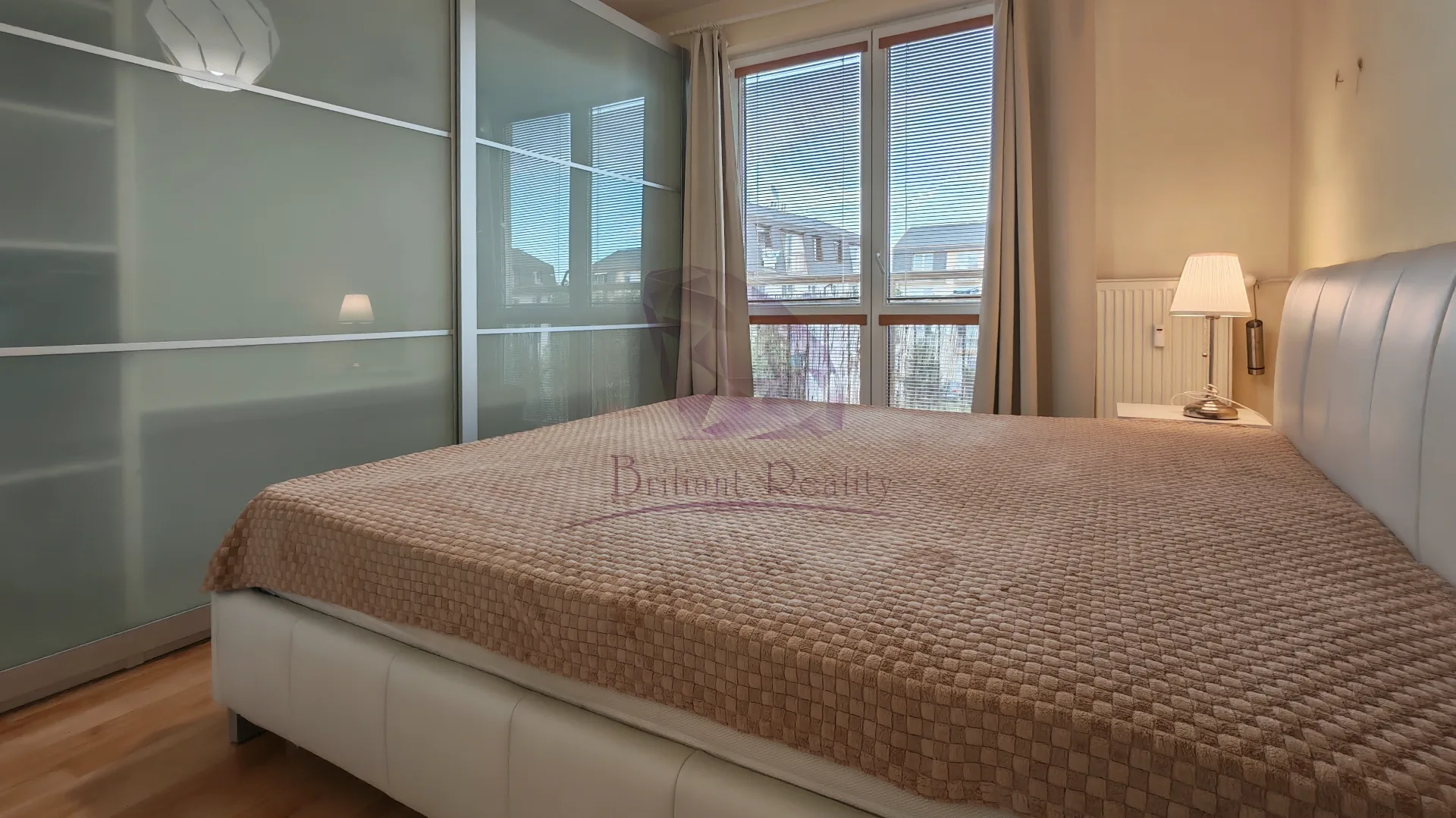 Slnečný dvojizbový kompletne zariadený byt - foto 8