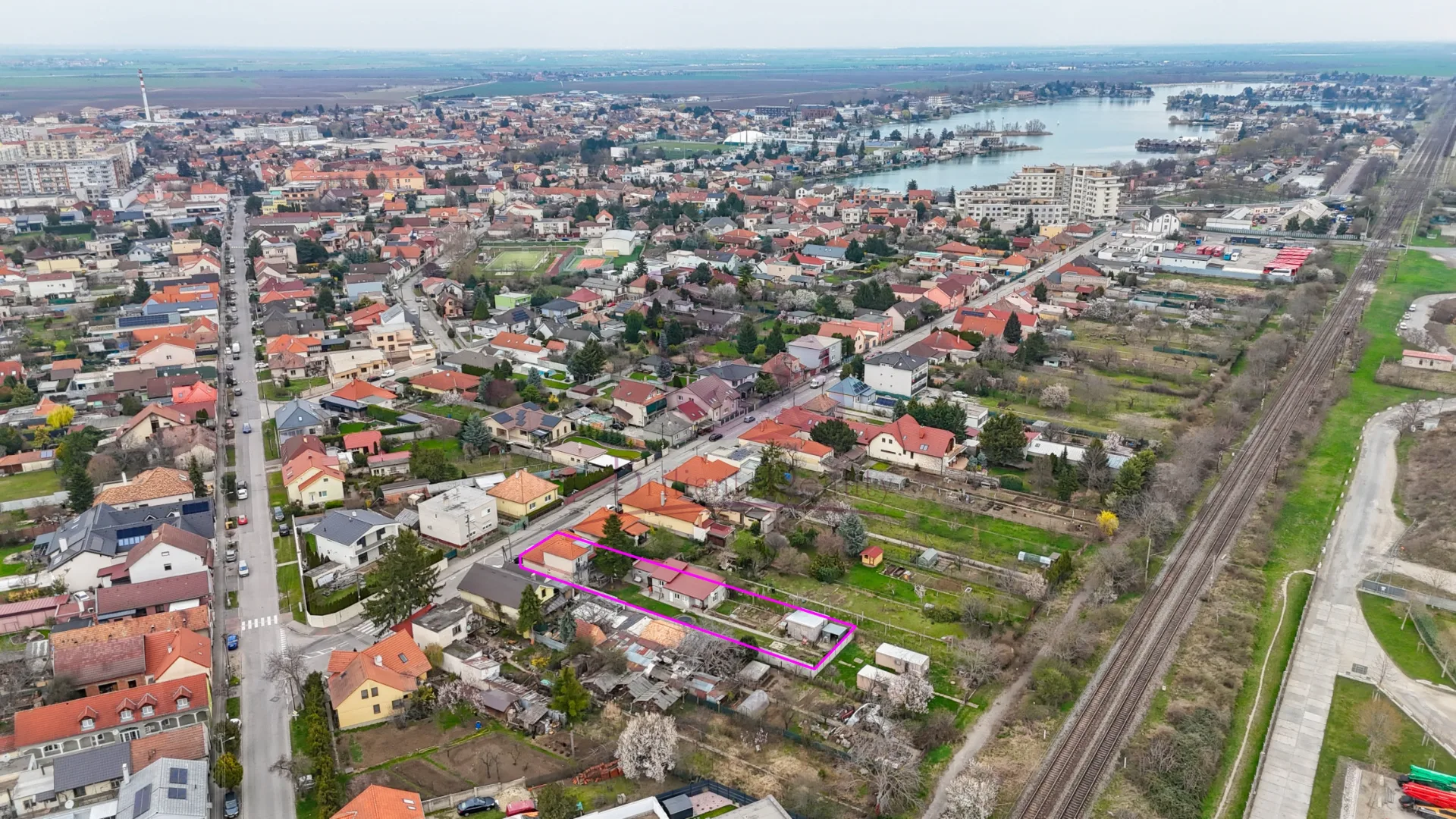 Na predaj priestranný 6-izbový rodinný dom situovaný vo vyhľadávanej lokalite mesta Senec - foto 16