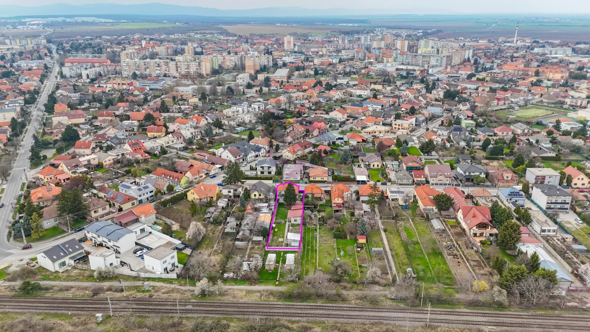 Na predaj priestranný 6-izbový rodinný dom situovaný vo vyhľadávanej lokalite mesta Senec - foto 17
