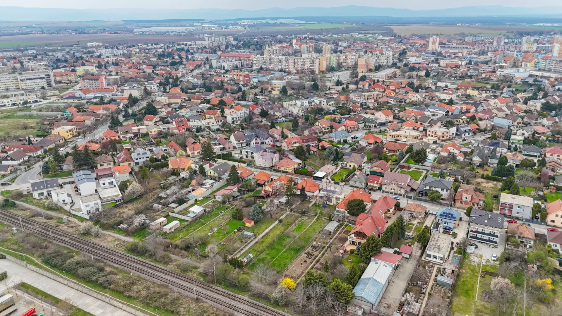Na predaj priestranný 6-izbový rodinný dom situovaný vo vyhľadávanej lokalite mesta Senec - foto 18