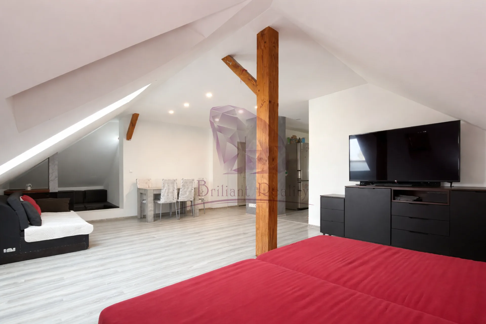 Na predaj priestranný 6-izbový rodinný dom situovaný vo vyhľadávanej lokalite mesta Senec - foto 12