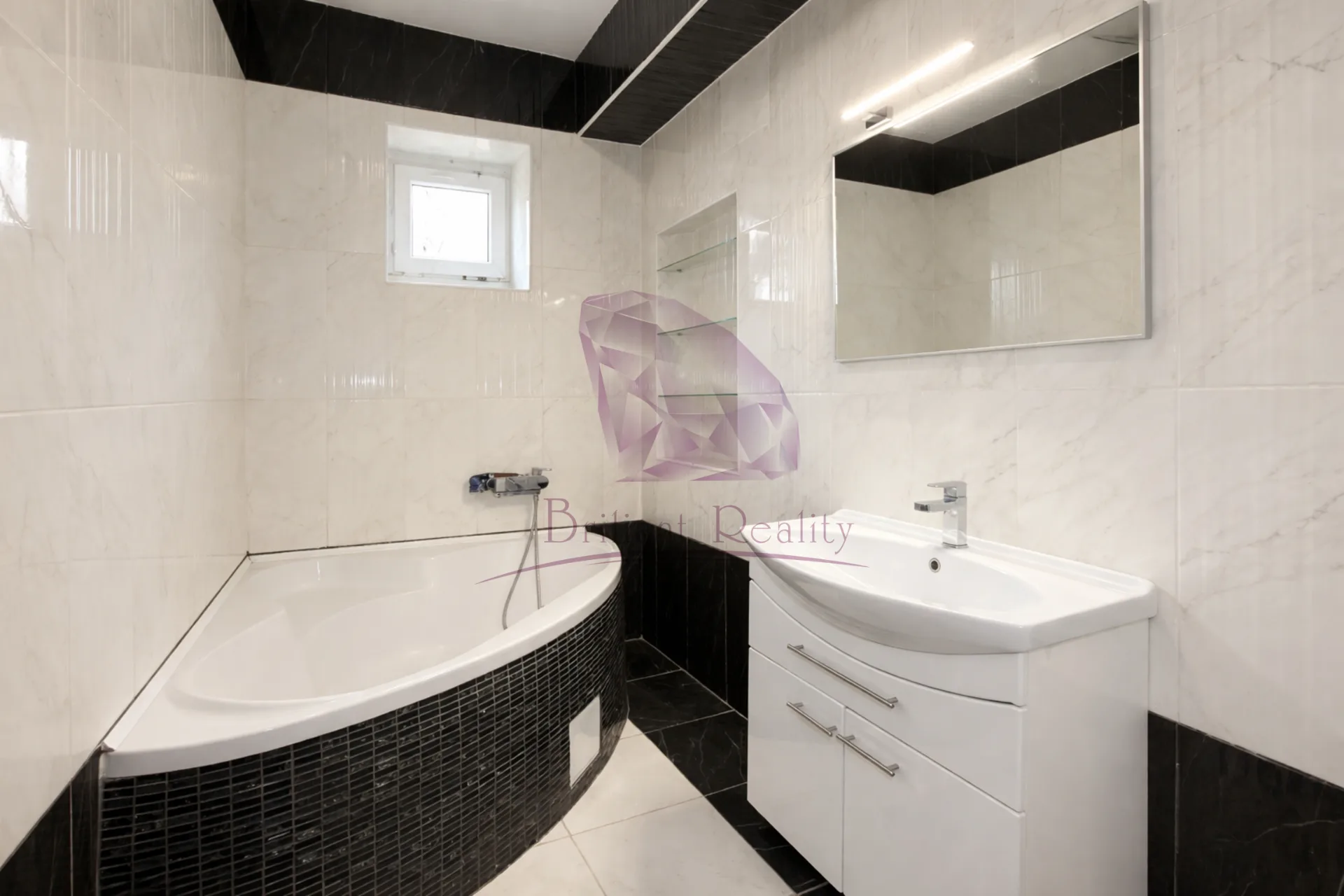 Na predaj priestranný 6-izbový rodinný dom situovaný vo vyhľadávanej lokalite mesta Senec - foto 11