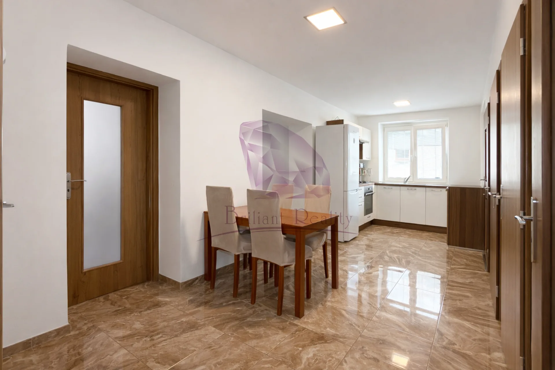 Na predaj priestranný 6-izbový rodinný dom situovaný vo vyhľadávanej lokalite mesta Senec - foto 5