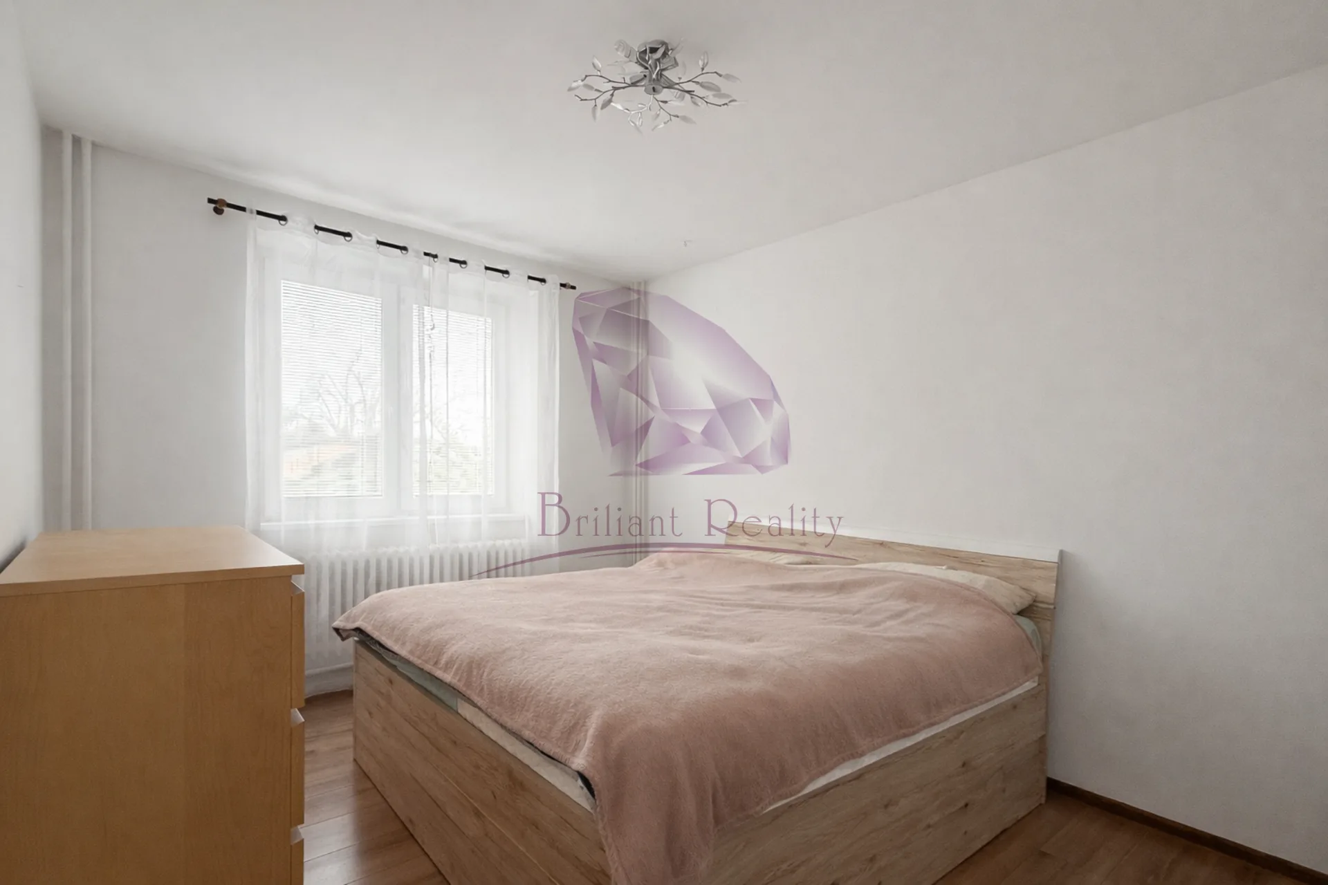 Na predaj priestranný 6-izbový rodinný dom situovaný vo vyhľadávanej lokalite mesta Senec - foto 7