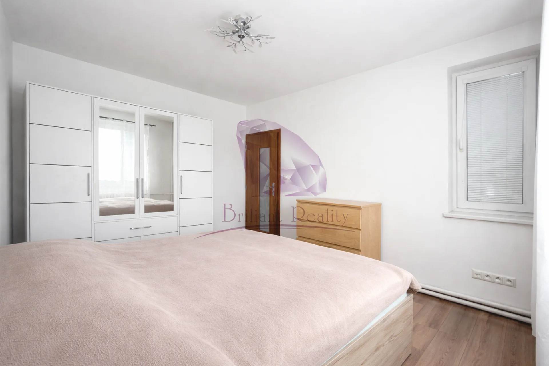 Na predaj priestranný 6-izbový rodinný dom situovaný vo vyhľadávanej lokalite mesta Senec - foto 6