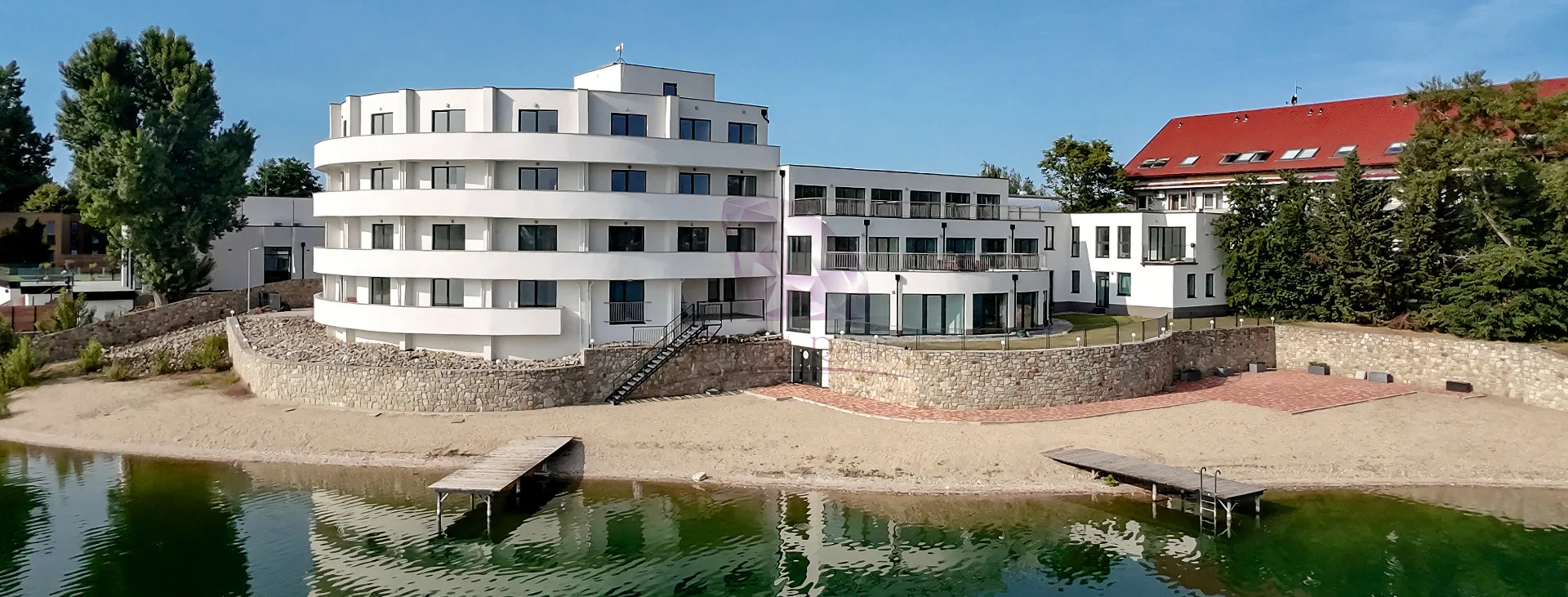 Exkluzívne bývanie pri vode - apartmán s vlastným vchodom na Slnečných jazerách - foto 2