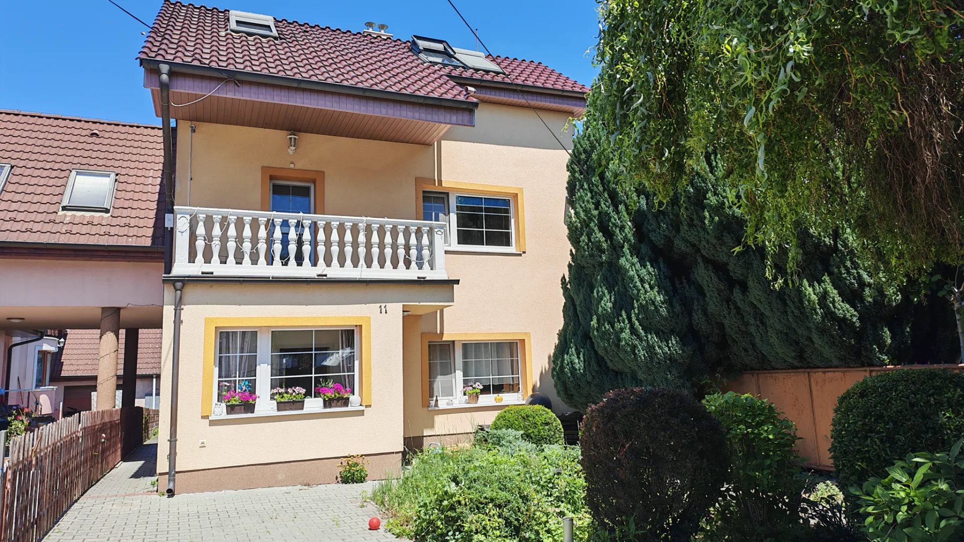 7-izbový rodinný dom s čarovnou záhradou a samostatným apartmánom v srdci Bernolákova - foto 2