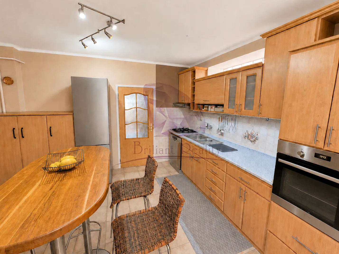 7-izbový rodinný dom s čarovnou záhradou a samostatným apartmánom v srdci Bernolákova - foto 6
