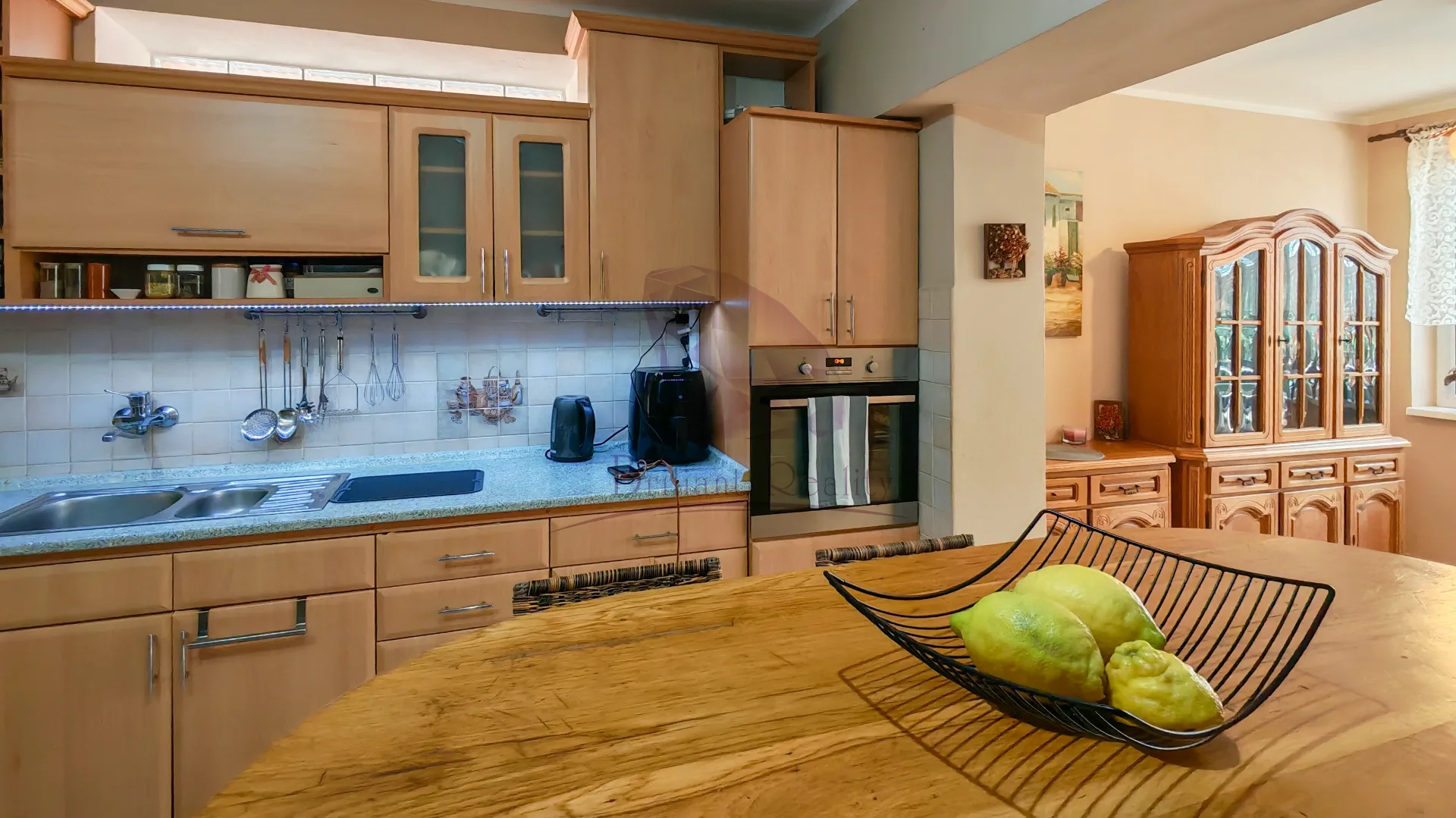 7-izbový rodinný dom s čarovnou záhradou a samostatným apartmánom v srdci Bernolákova - foto 7