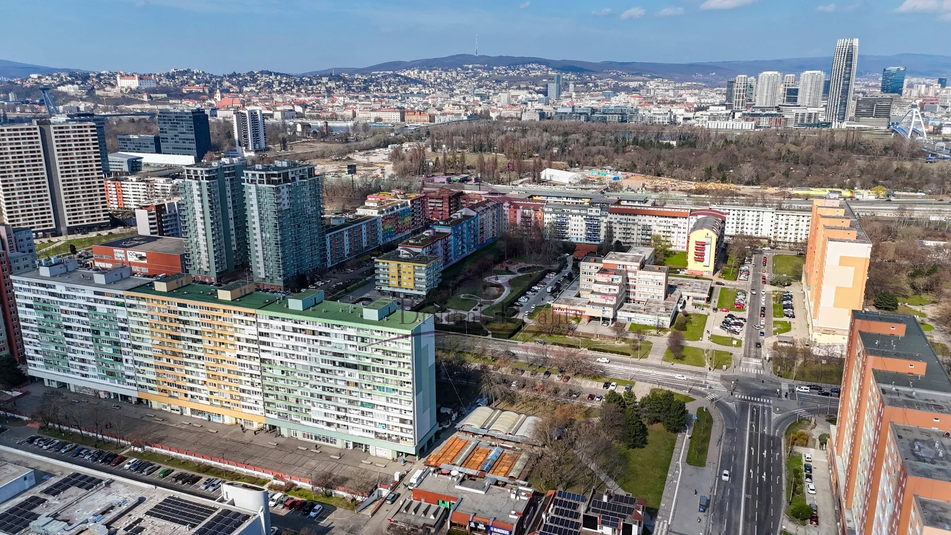 Slnečná dvojgarsónka na Mlynarovičovej ulici – začiatok Petržalky - foto 3