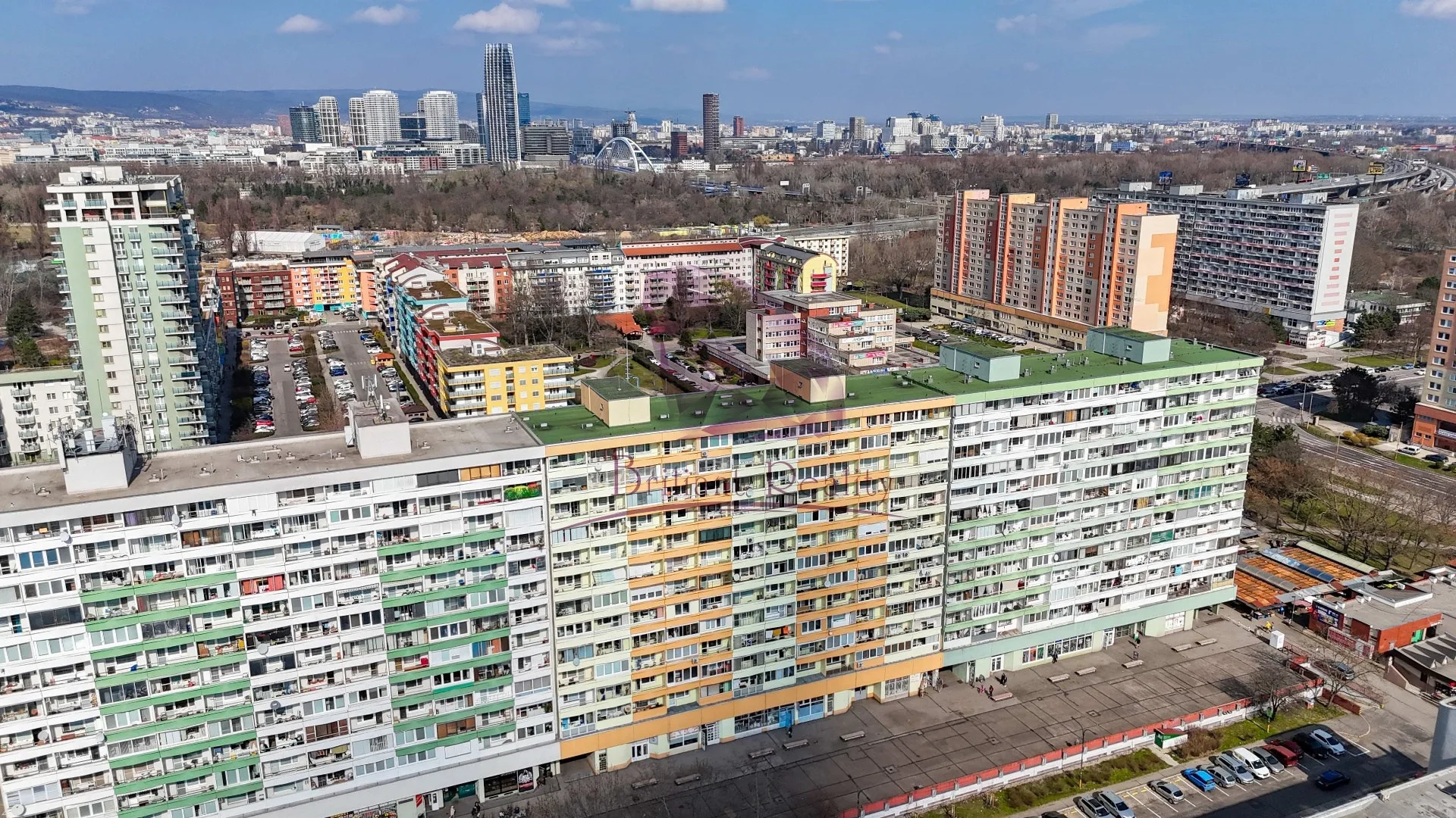 Slnečná dvojgarsónka na Mlynarovičovej ulici – začiatok Petržalky - foto 4