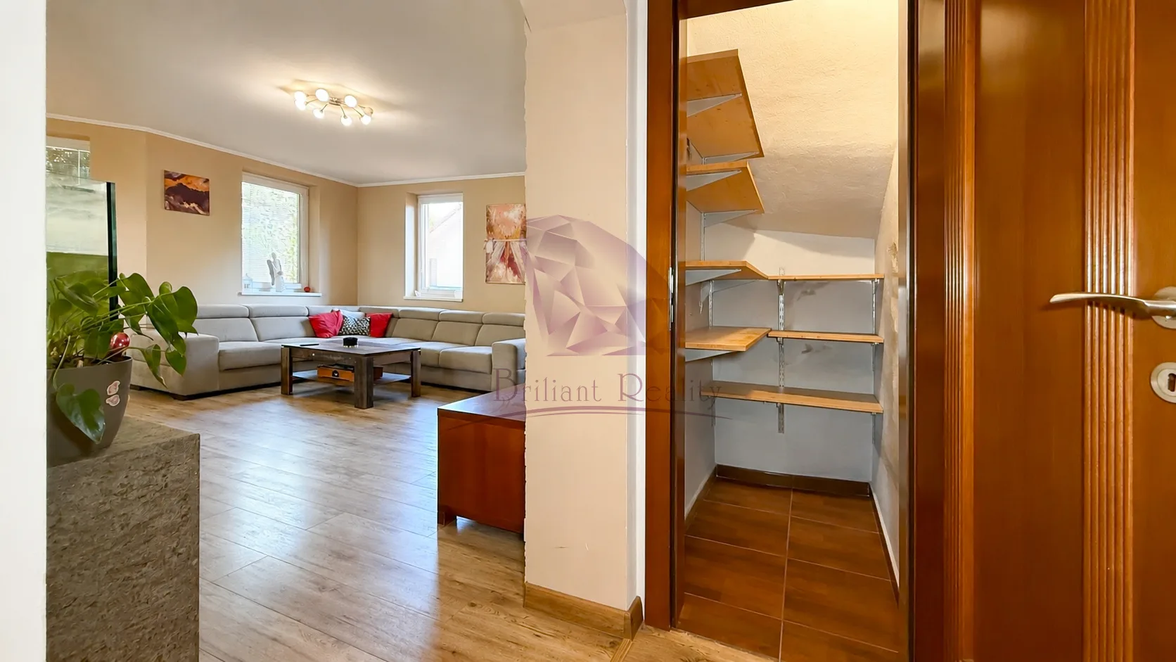 4-izbový rodinný dom v Novej Dedinke s garážou, terasou a pozemkom 322 m² - foto 5