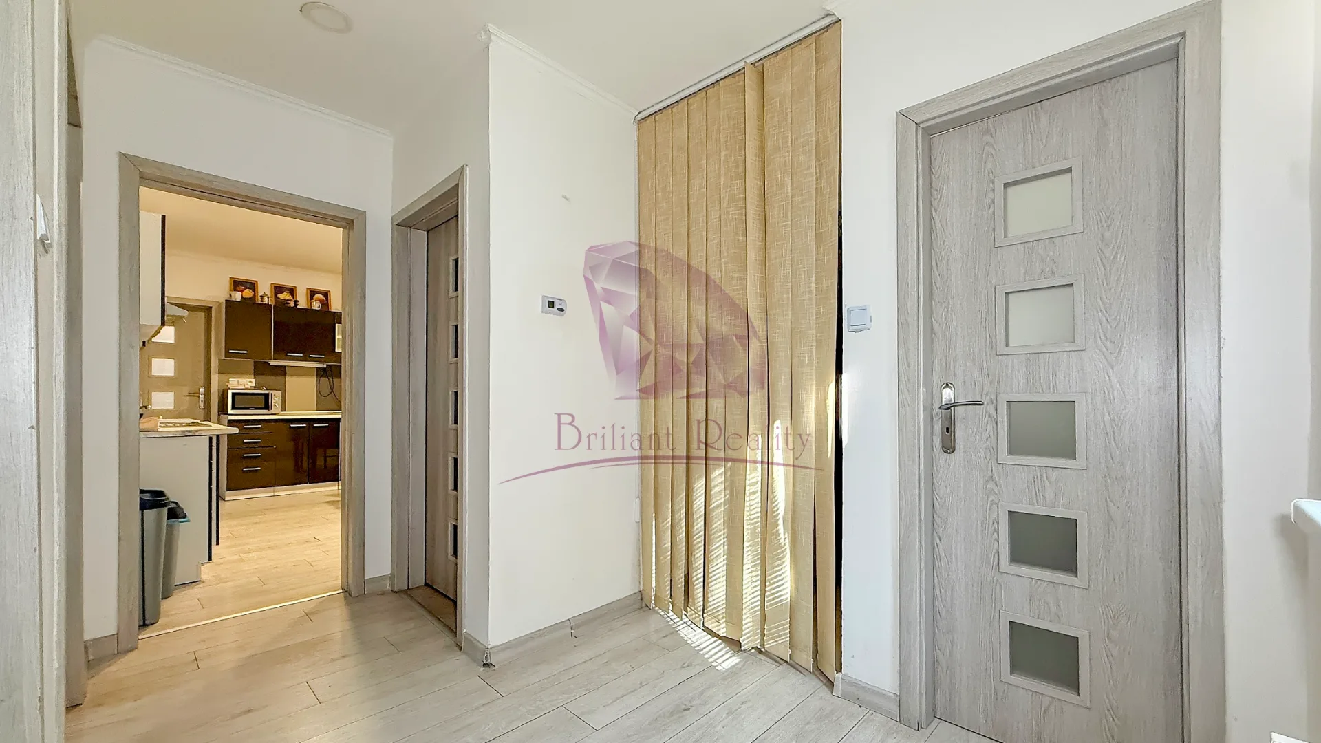 SAMOSTATNÁ ČASŤ RODINNÉHO DOMU NA PRENÁJOM V CENTRE TOMÁŠOVA – 90 m², 3 IZBY, 2 KÚPEĽNE, MOŽNOSŤ PARKOVANIA - foto 3