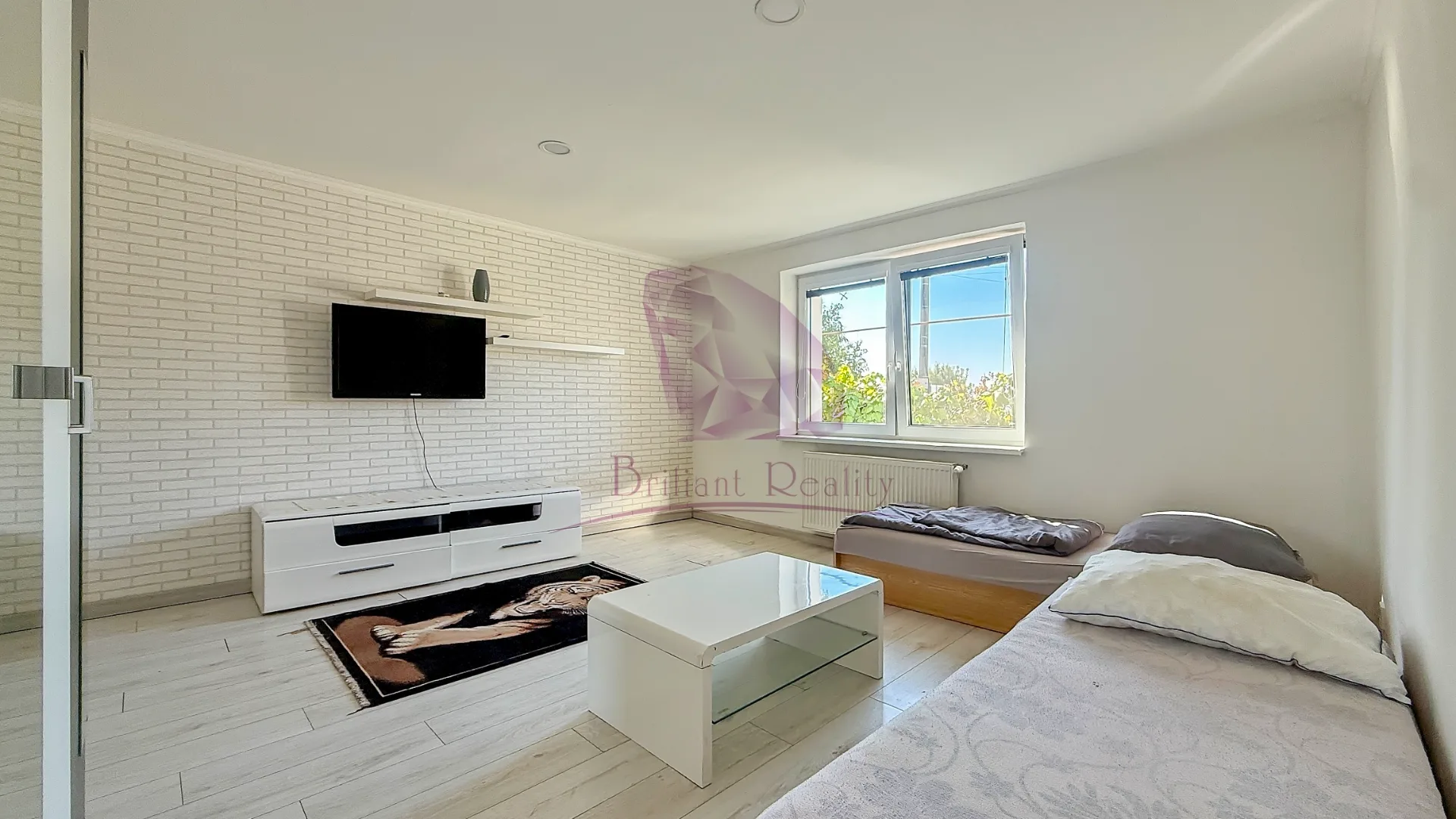 SAMOSTATNÁ ČASŤ RODINNÉHO DOMU NA PRENÁJOM V CENTRE TOMÁŠOVA – 90 m², 3 IZBY, 2 KÚPEĽNE, MOŽNOSŤ PARKOVANIA - foto 8