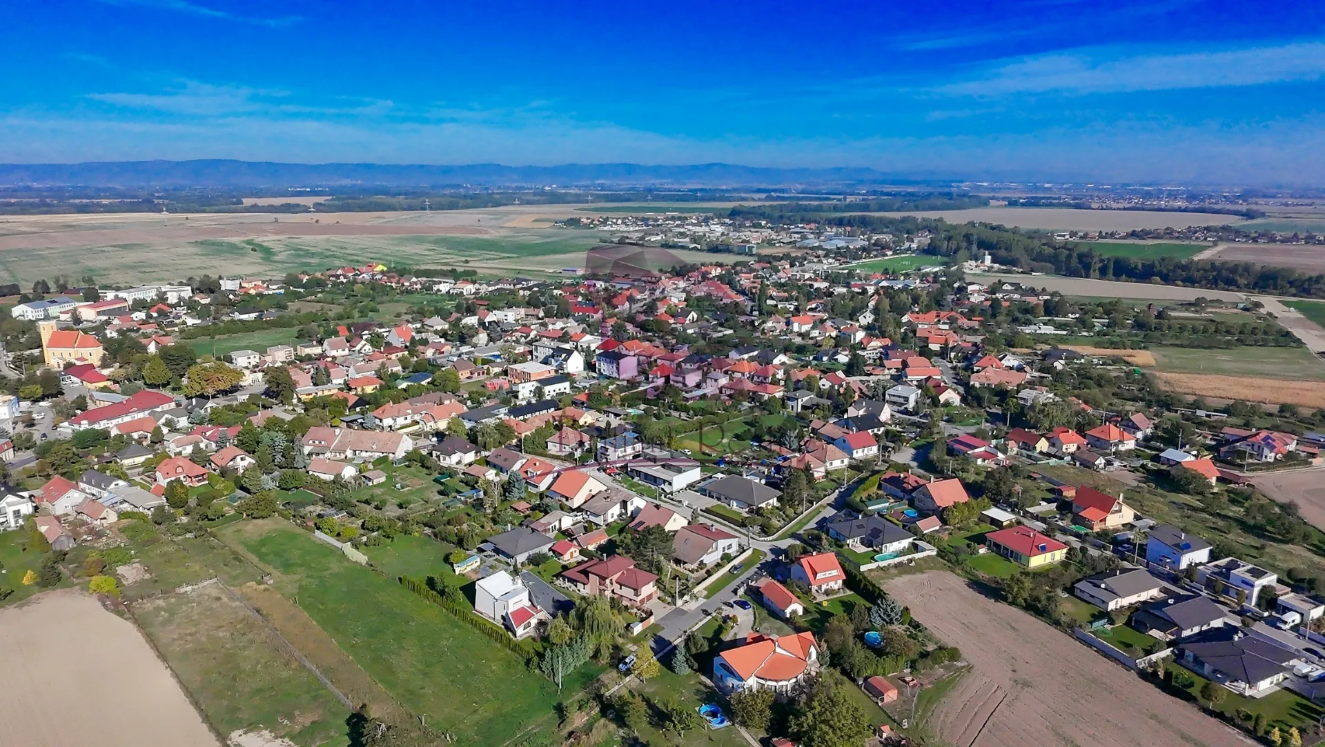 SAMOSTATNÁ ČASŤ RODINNÉHO DOMU NA PRENÁJOM V CENTRE TOMÁŠOVA – 90 m², 3 IZBY, 2 KÚPEĽNE, MOŽNOSŤ PARKOVANIA - foto 1