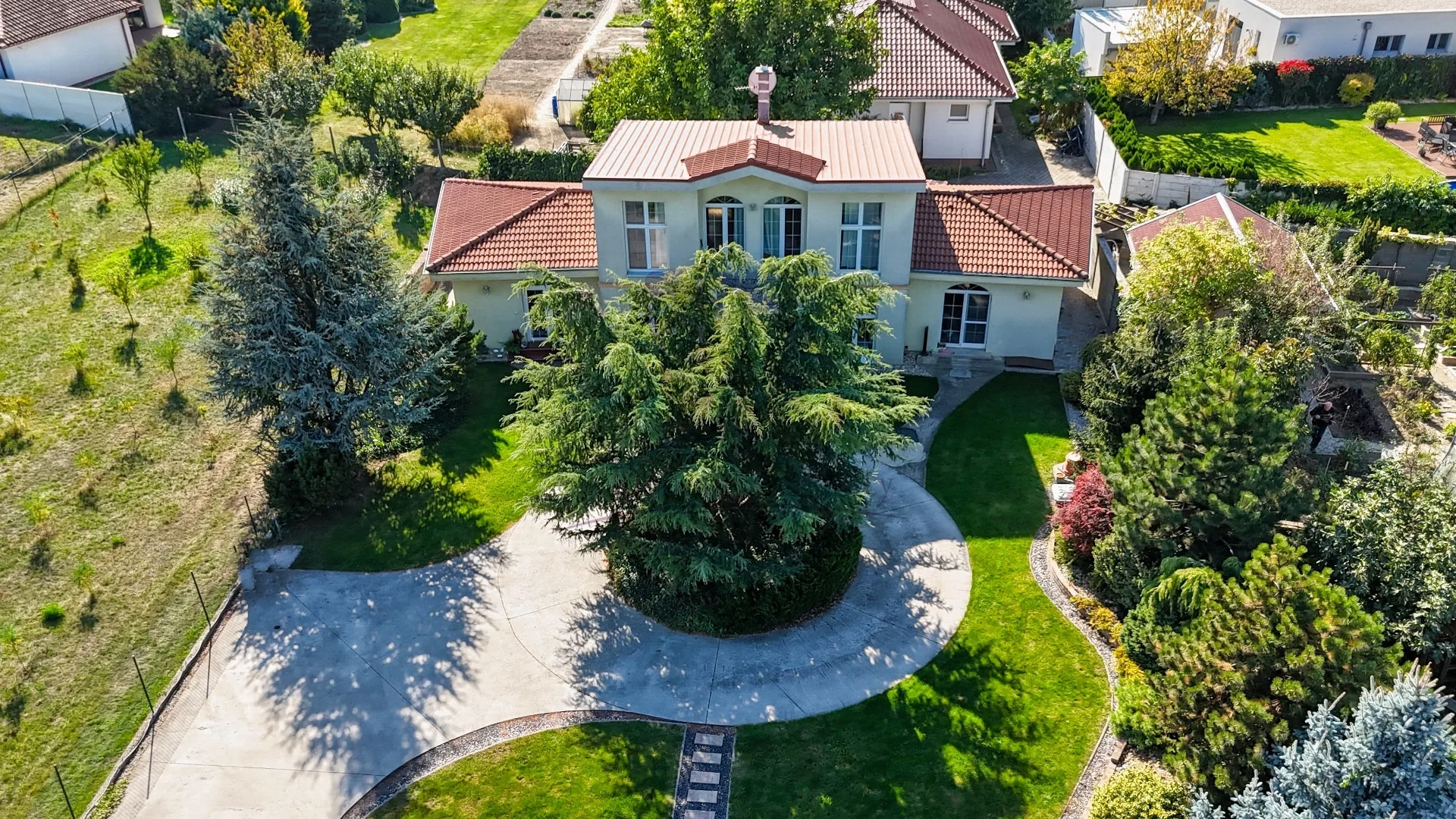 Výnimočný 5-izbový dom s kruhovým objazdom a 15-árovým pozemkom v Hrubom Šúre - foto 4