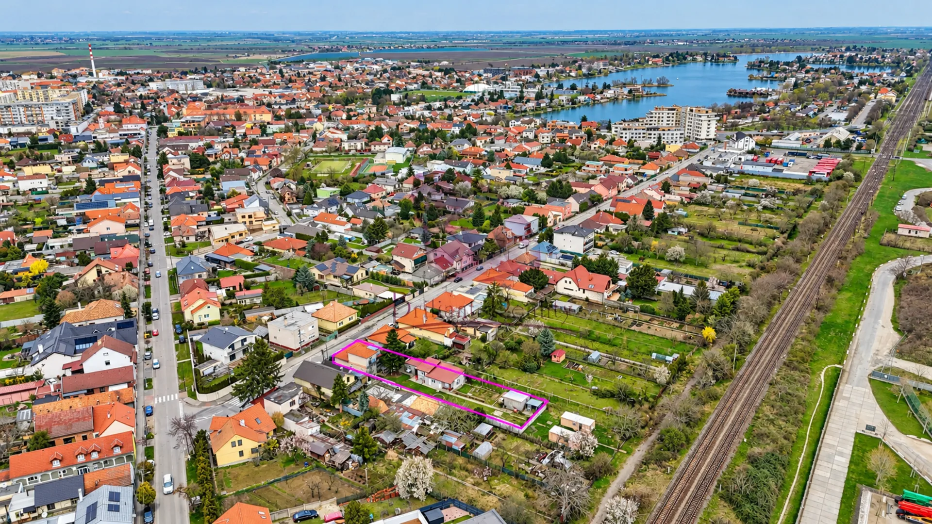 PRIESTRANNÝ 6-IZBOVÝ RODINNÝ DOM S VEĽKÝM POZEMKOM A VIACERÝMI MOŽNOSŤAMI VYUŽITIA – SENEC