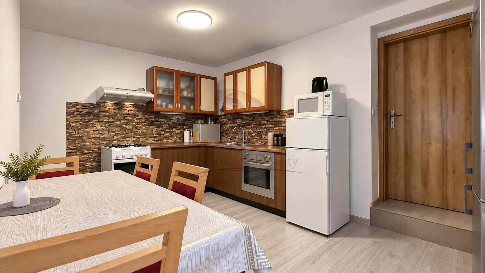 Kompletne zrekonštruovaný rodinný dom s dvomi samostatnými 3-izbovými bytmi a vlastnou vinnou pivnicou - foto 19