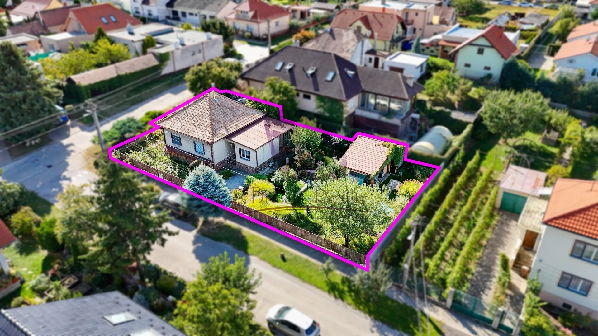 Slnečný stavebný pozemok 672 m² v starej časti Ivanky pri Dunaji – prístup z 2 ulíc, všetky IS - foto 1