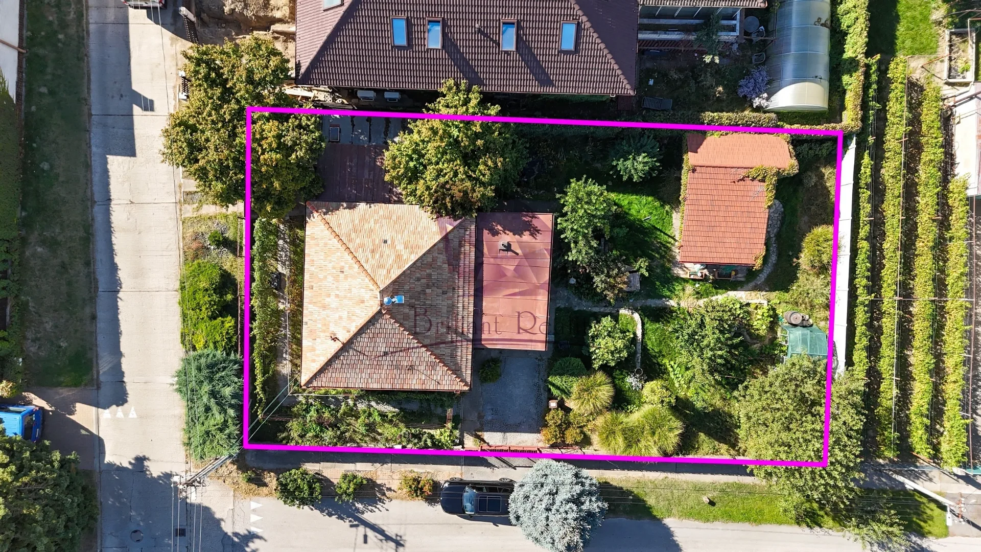 Slnečný stavebný pozemok 672 m² v starej časti Ivanky pri Dunaji – prístup z 2 ulíc, všetky IS - foto 2