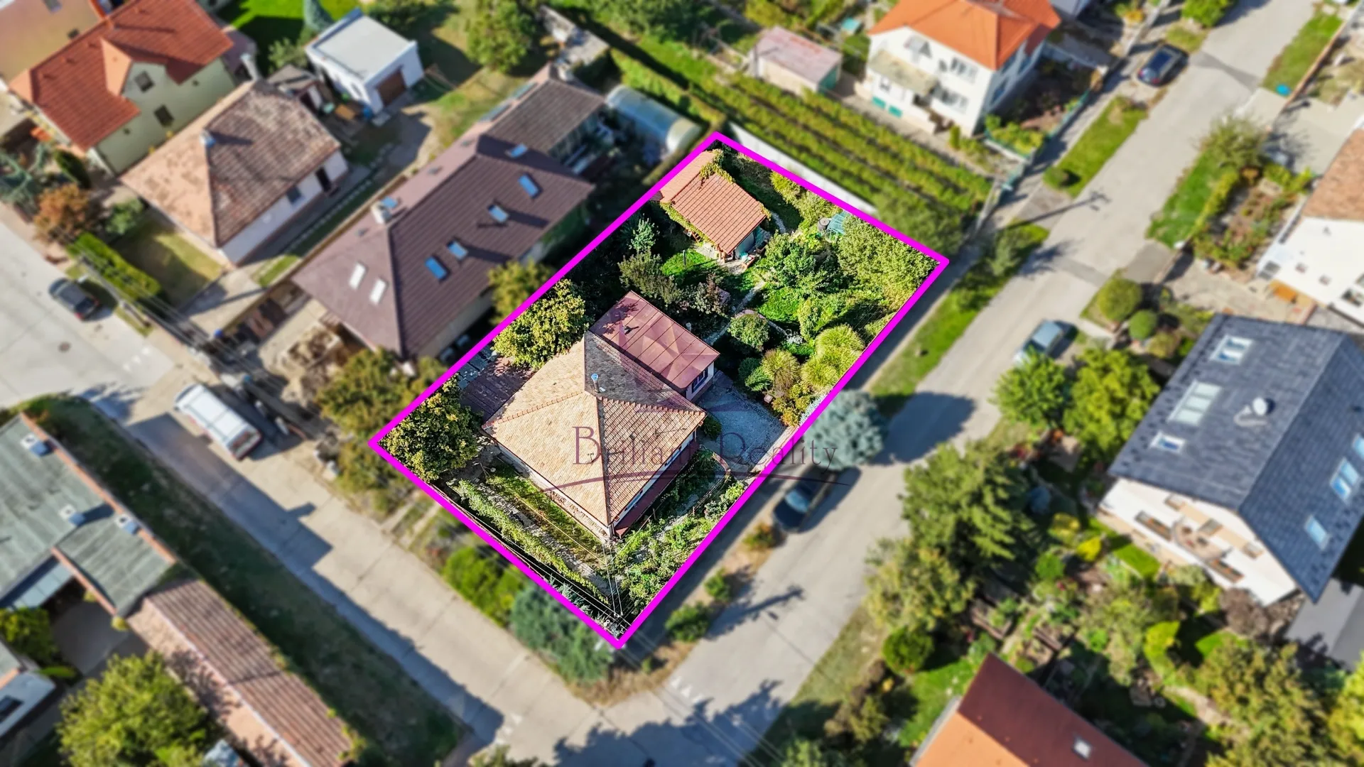 Slnečný stavebný pozemok 672 m² v starej časti Ivanky pri Dunaji – prístup z 2 ulíc, všetky IS - foto 3