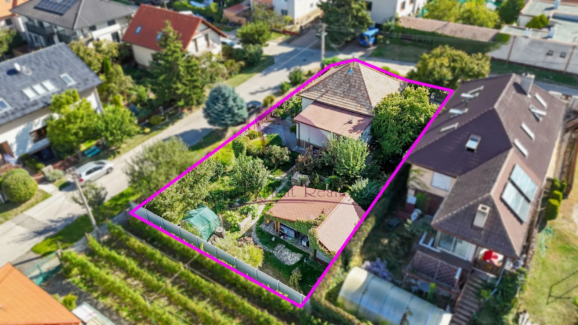 Slnečný stavebný pozemok 672 m² v starej časti Ivanky pri Dunaji – prístup z 2 ulíc, všetky IS - foto 5